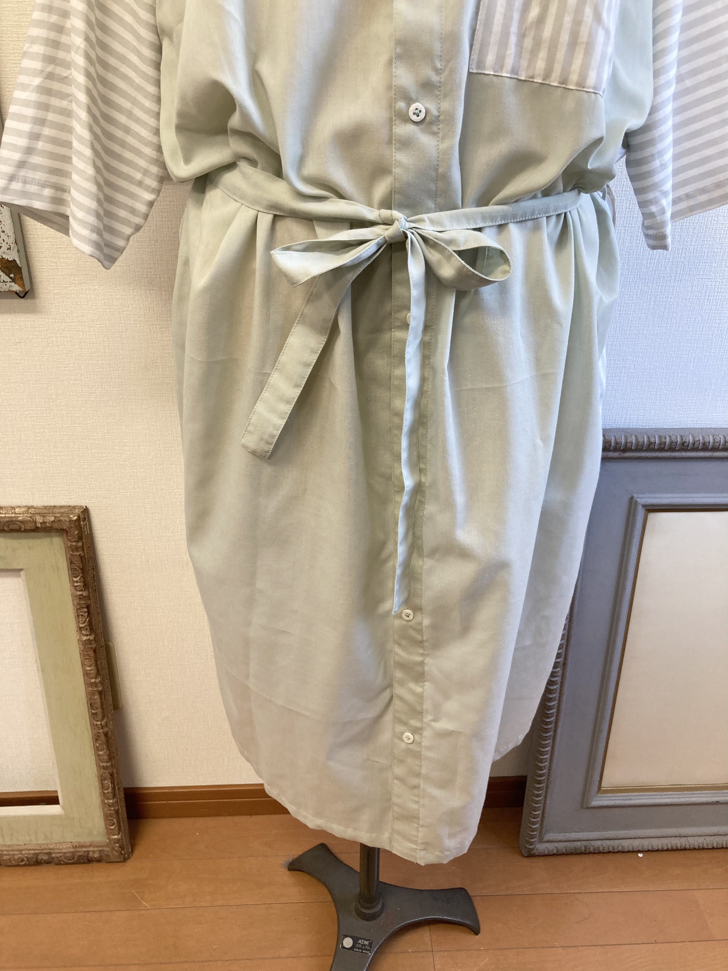 セール価格❤️スタンドカラーのストライプ柄七分袖シャツワンピース モスグリーン（サイズフリーL〜 LL）