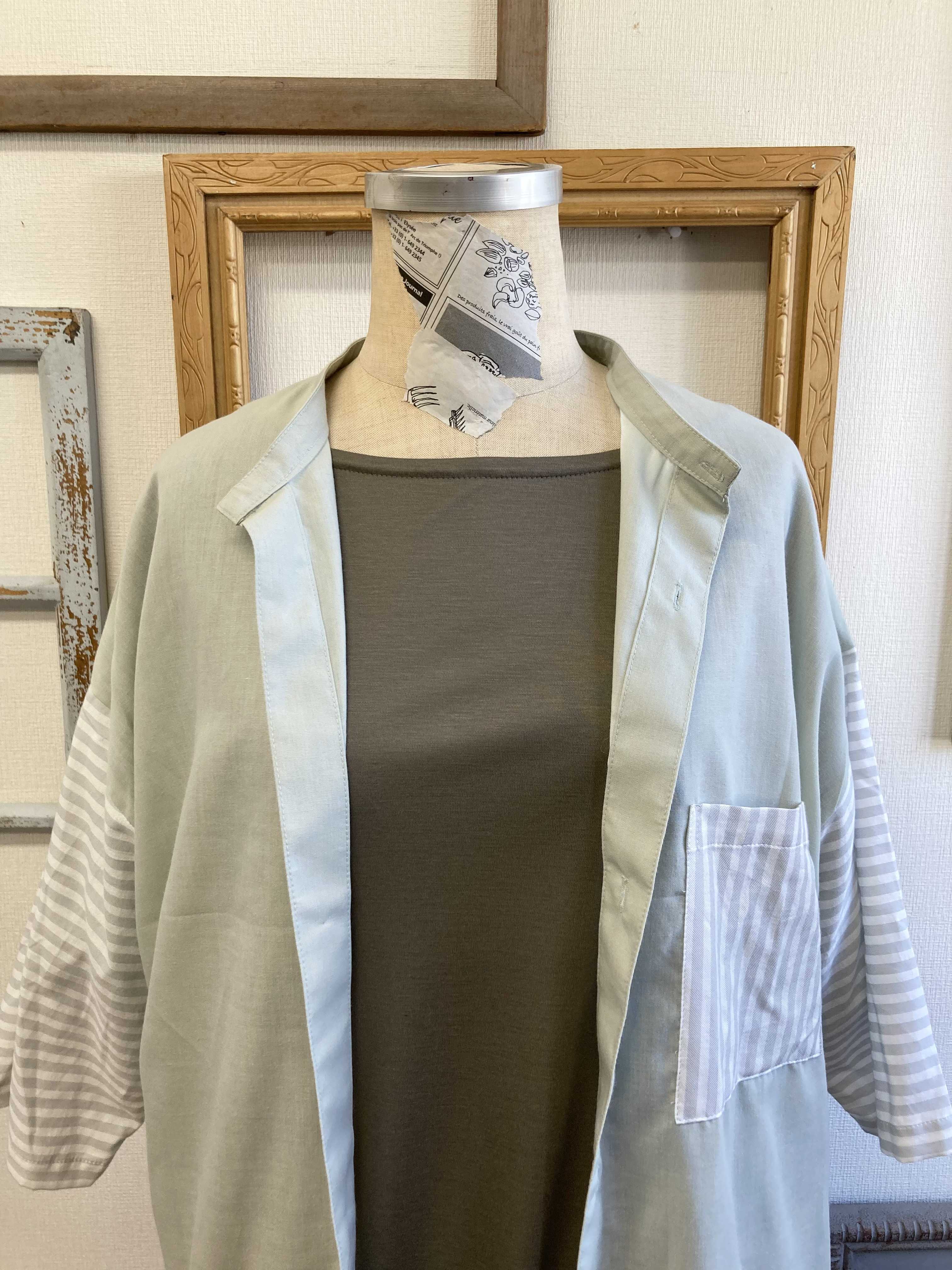 セール価格❤️スタンドカラーのストライプ柄七分袖シャツワンピース モスグリーン（サイズフリーL〜 LL）