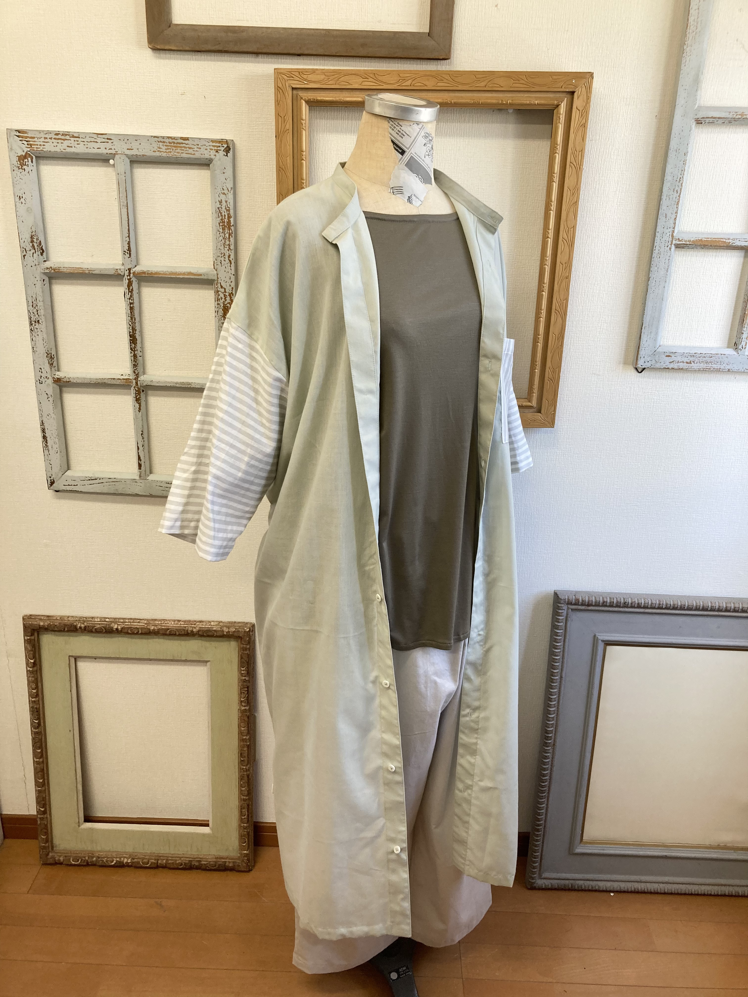 セール価格❤️スタンドカラーのストライプ柄七分袖シャツワンピース モスグリーン（サイズフリーL〜 LL）