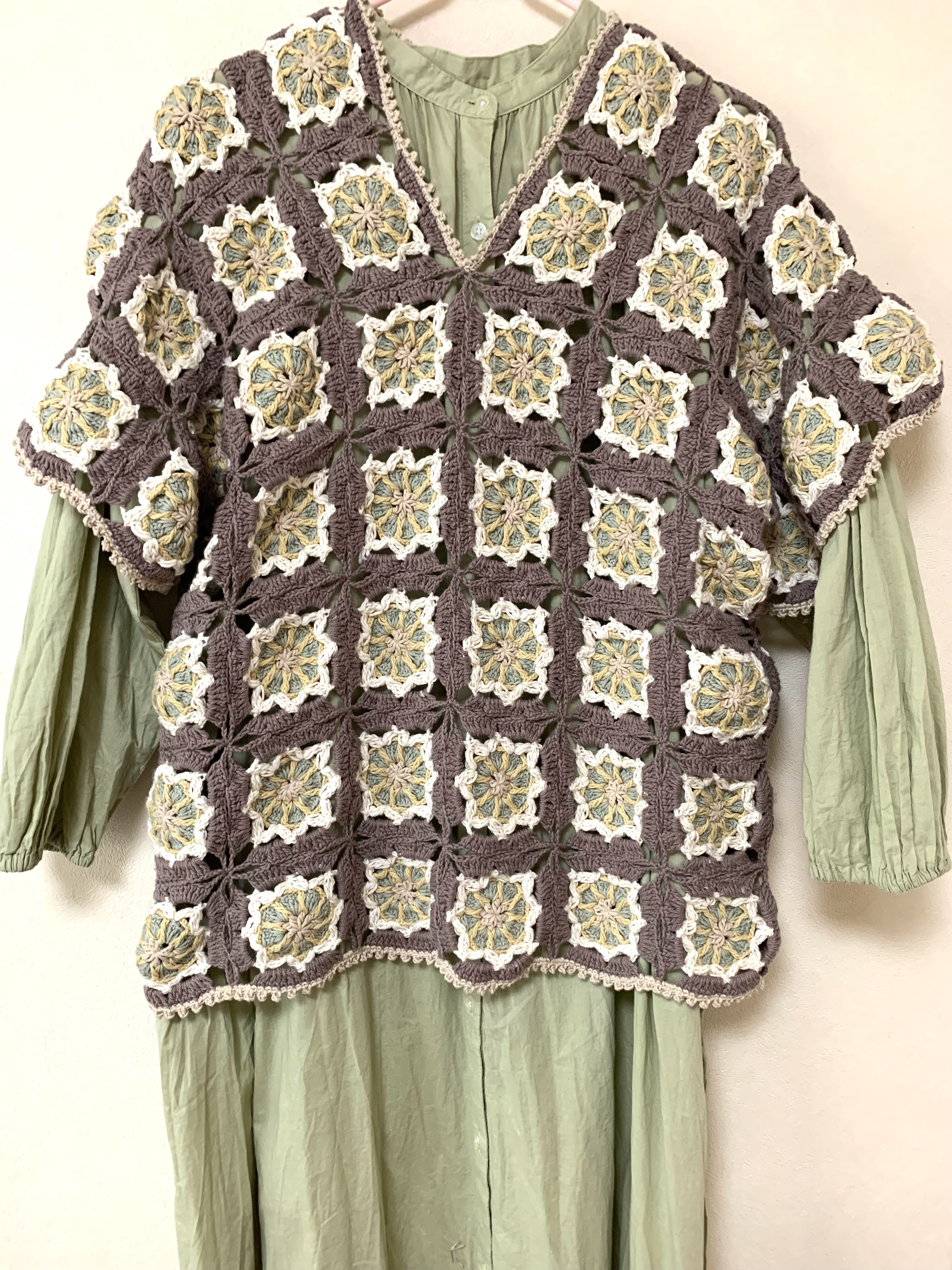 5色モチーフのVネックプルオーバー