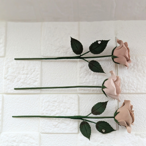 クレイフラワー✨ロココ調薔薇❁染め花布花❁クレイフラワー❁ハンドメイド ❁音符型にキュートなクレイフラワーアレンジメント【ねいろ