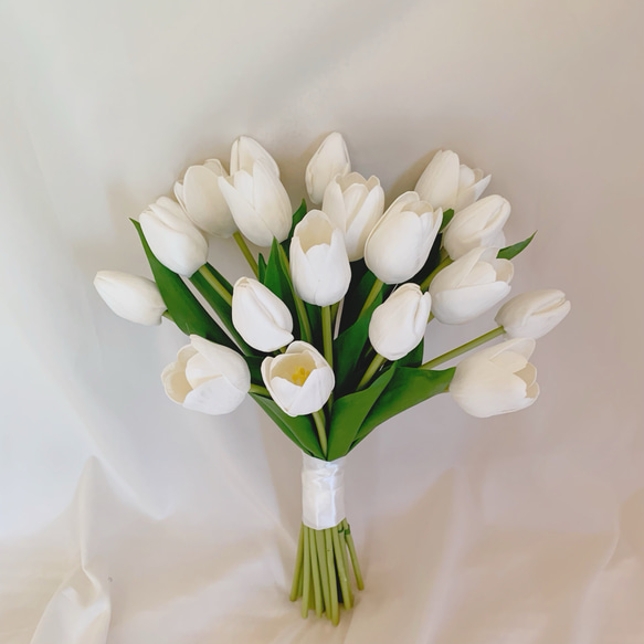 【美品！】ホワイトカラー&チューリップアーティフィシャルブーケ、ブートニアです⭐︎ 白チューリップだけで束ねたウェディングブーケ＆ブートニア【アーティ