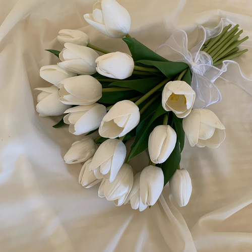 白チューリップだけで束ねたウェディングブーケ＆ブートニア【アーティ