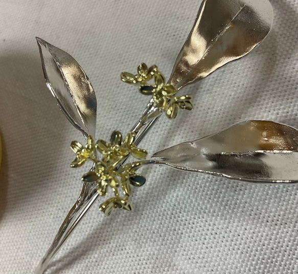 キンモクセイのブローチ(SV925、K18) 6枚目の画像