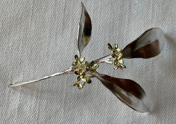キンモクセイのブローチ(SV925、K18) 1枚目の画像