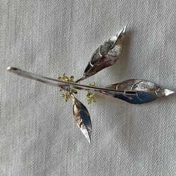 キンモクセイのブローチ(SV925、K18) 2枚目の画像