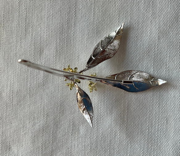 キンモクセイのブローチ(SV925、K18) 2枚目の画像