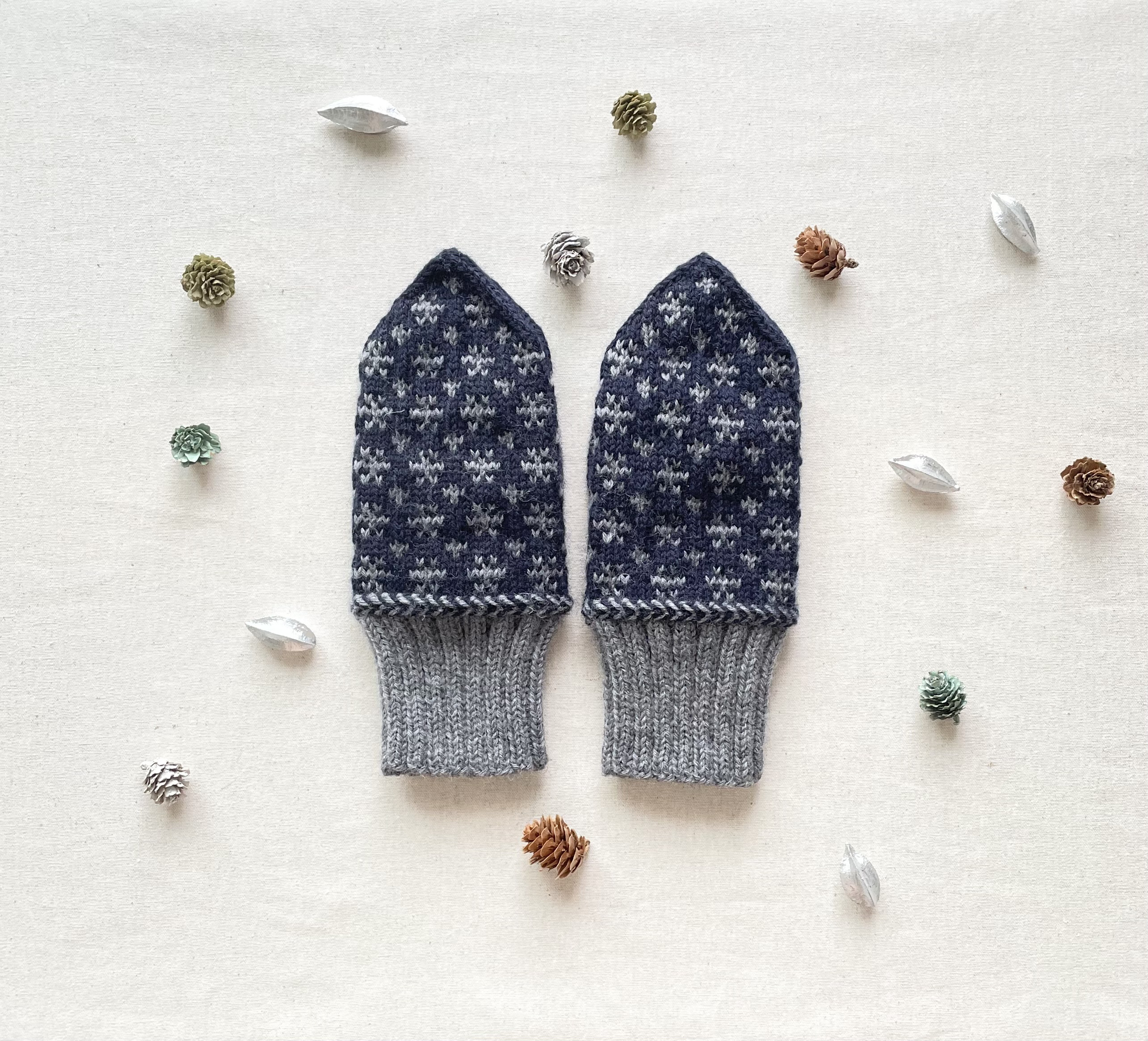 【受注制作】 ✼冬の夜空✼　雪の模様のミトン　navy