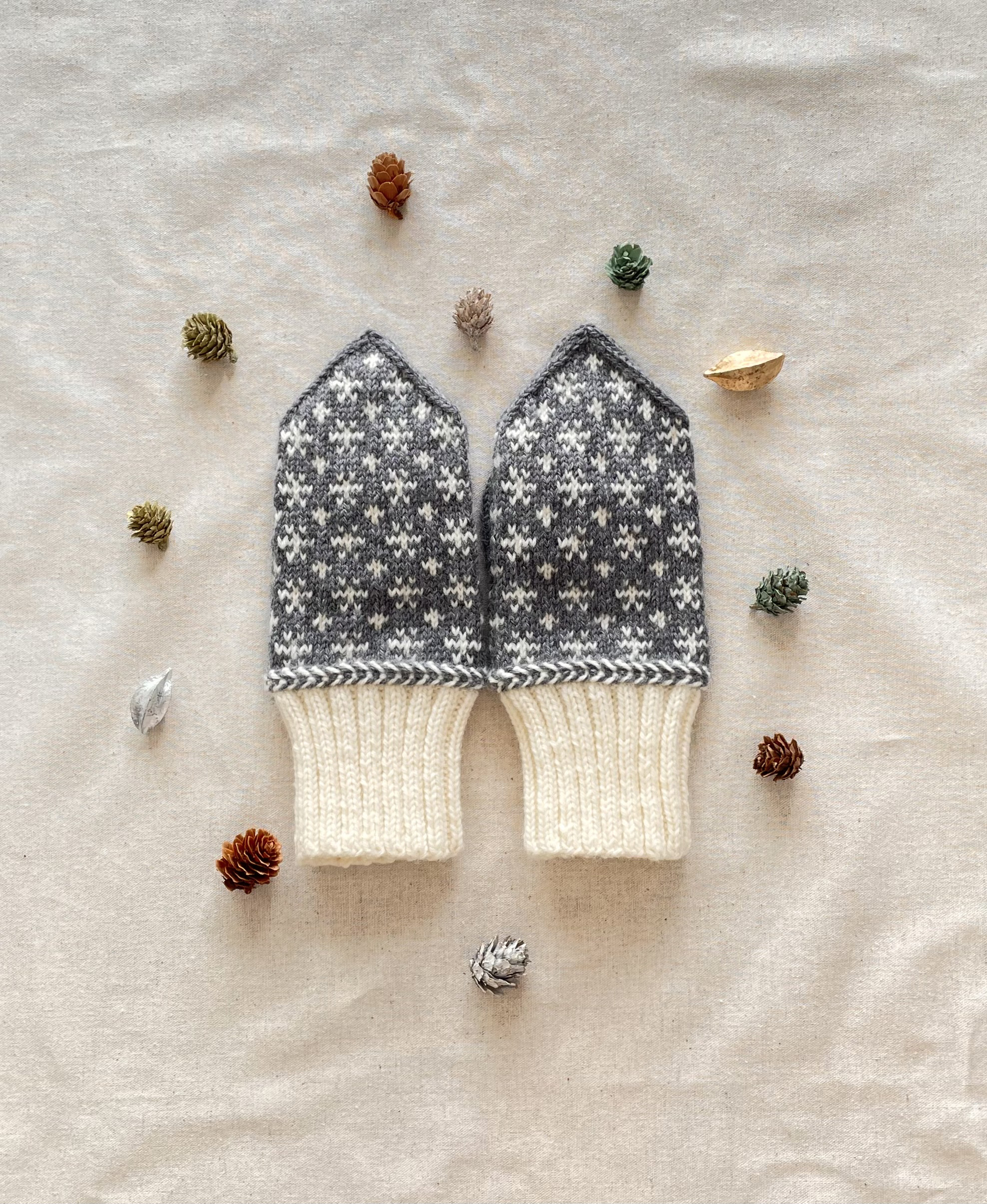 【受注制作】 ✼初雪✼　雪の模様のミトン　grey