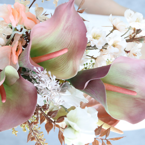 カラーリリィと胡蝶蘭の縦長アームブーケ ウェディング 造花ブーケ