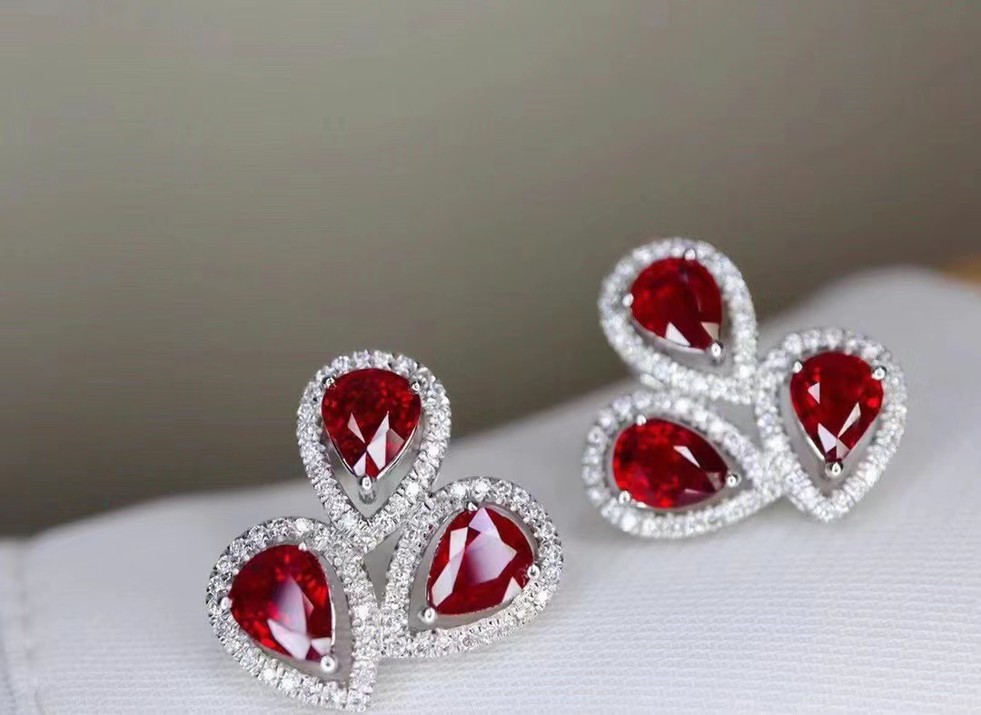 天然ダイヤモンド付きルビーピアスk18