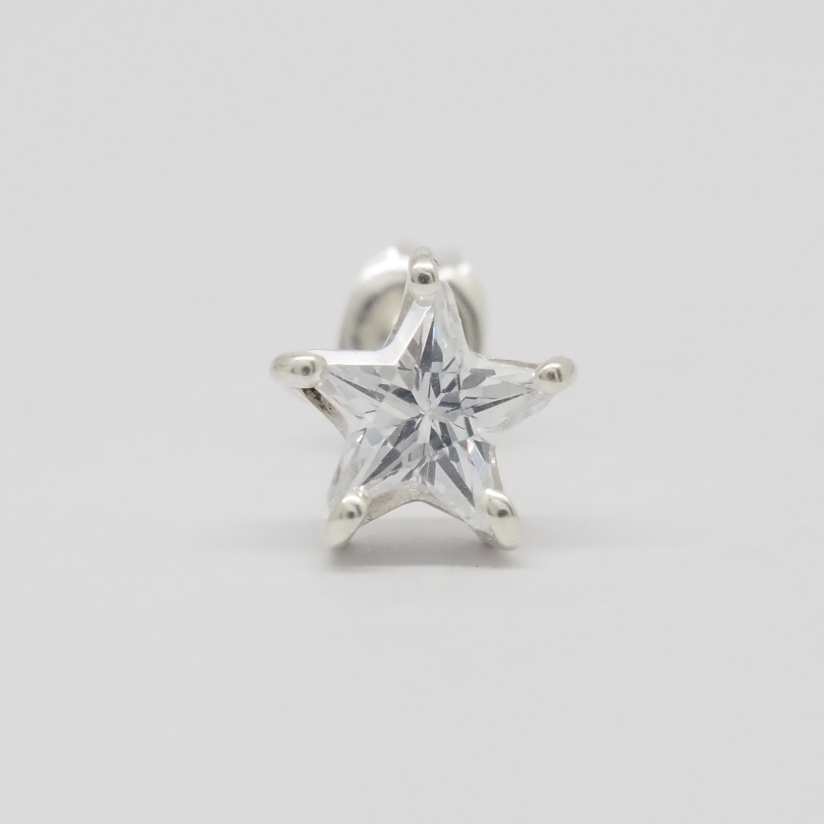 ホワイトスタージェムピアス size M  1ピース /white star jem earrings 1 piece