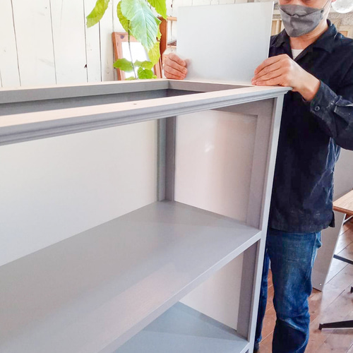 ま*マ様 木製 キャスター付き飾り棚 美容室ディスプレイ棚 ガラス受け 店舗什器 木製ガラスタワーショーケース ホワイト ［ストエキオリジナル］