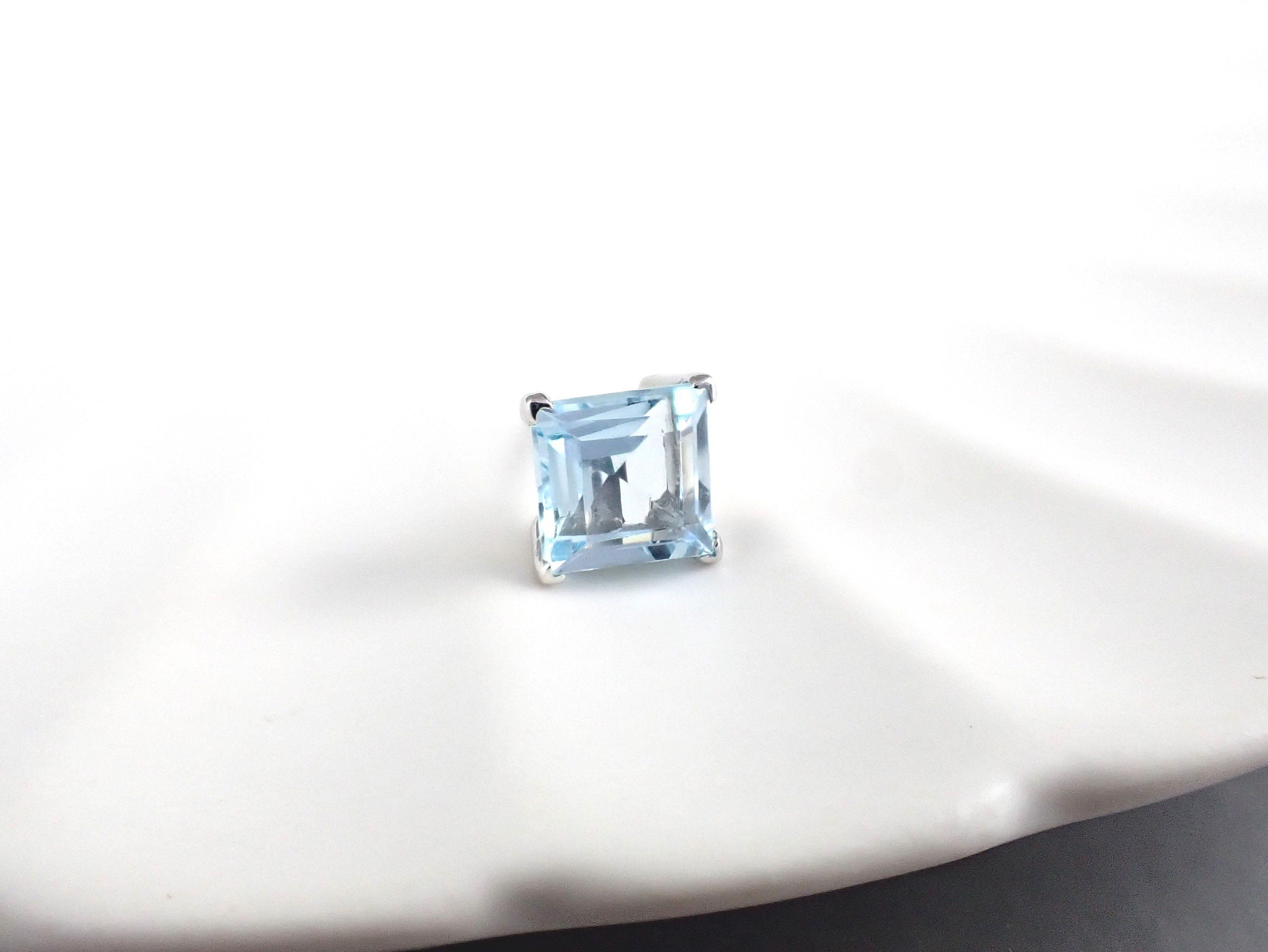 [ジェンダーフリー]プラチナ スクエアブルートパーズ 片耳用ピアス