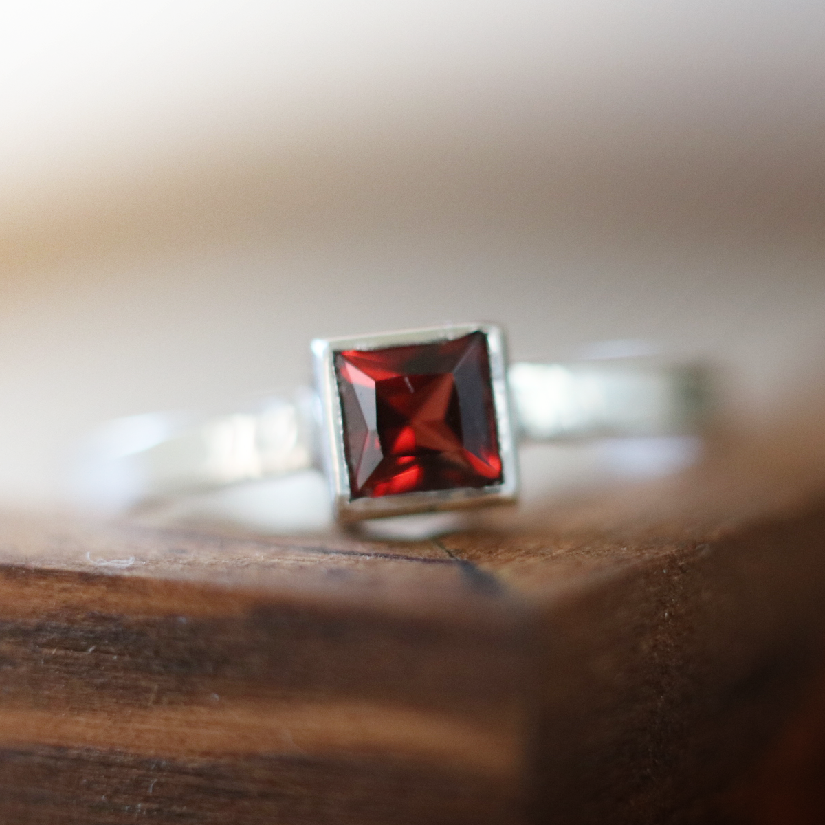 （一点もの・Silver925）プリンセスカット・ガーネットのシルバーリング（4mm,10号）