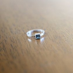 （獨一無二，Silver925）公主方形切割倫敦藍托帕石銀戒指（4 毫米，尺寸 10） 第3張的照片