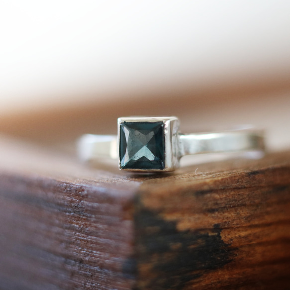 （獨一無二，Silver925）公主方形切割倫敦藍托帕石銀戒指（4 毫米，尺寸 10） 第6張的照片