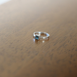 （獨一無二，Silver925）公主方形切割倫敦藍托帕石銀戒指（4 毫米，尺寸 10） 第5張的照片