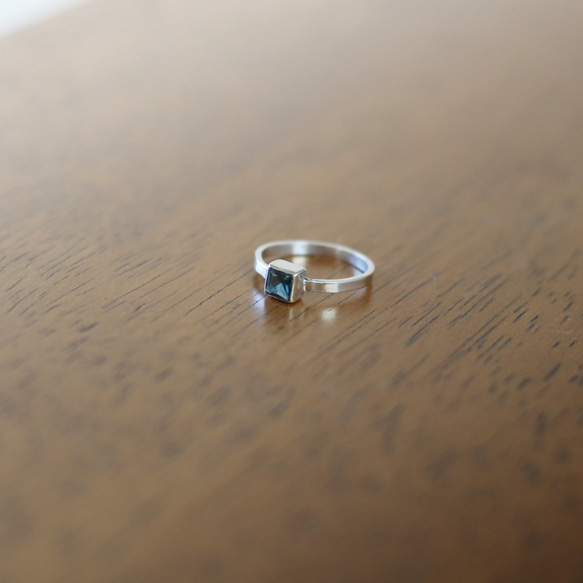 （獨一無二，Silver925）公主方形切割倫敦藍托帕石銀戒指（4 毫米，尺寸 10） 第5張的照片