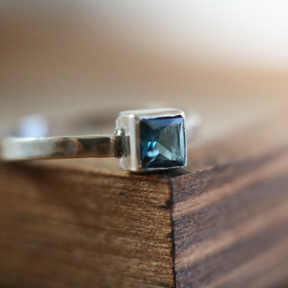 （獨一無二，Silver925）公主方形切割倫敦藍托帕石銀戒指（4 毫米，尺寸 10） 第1張的照片
