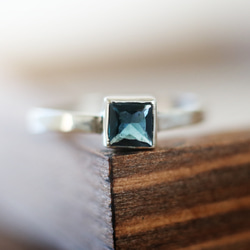 （獨一無二，Silver925）公主方形切割倫敦藍托帕石銀戒指（4 毫米，尺寸 10） 第2張的照片