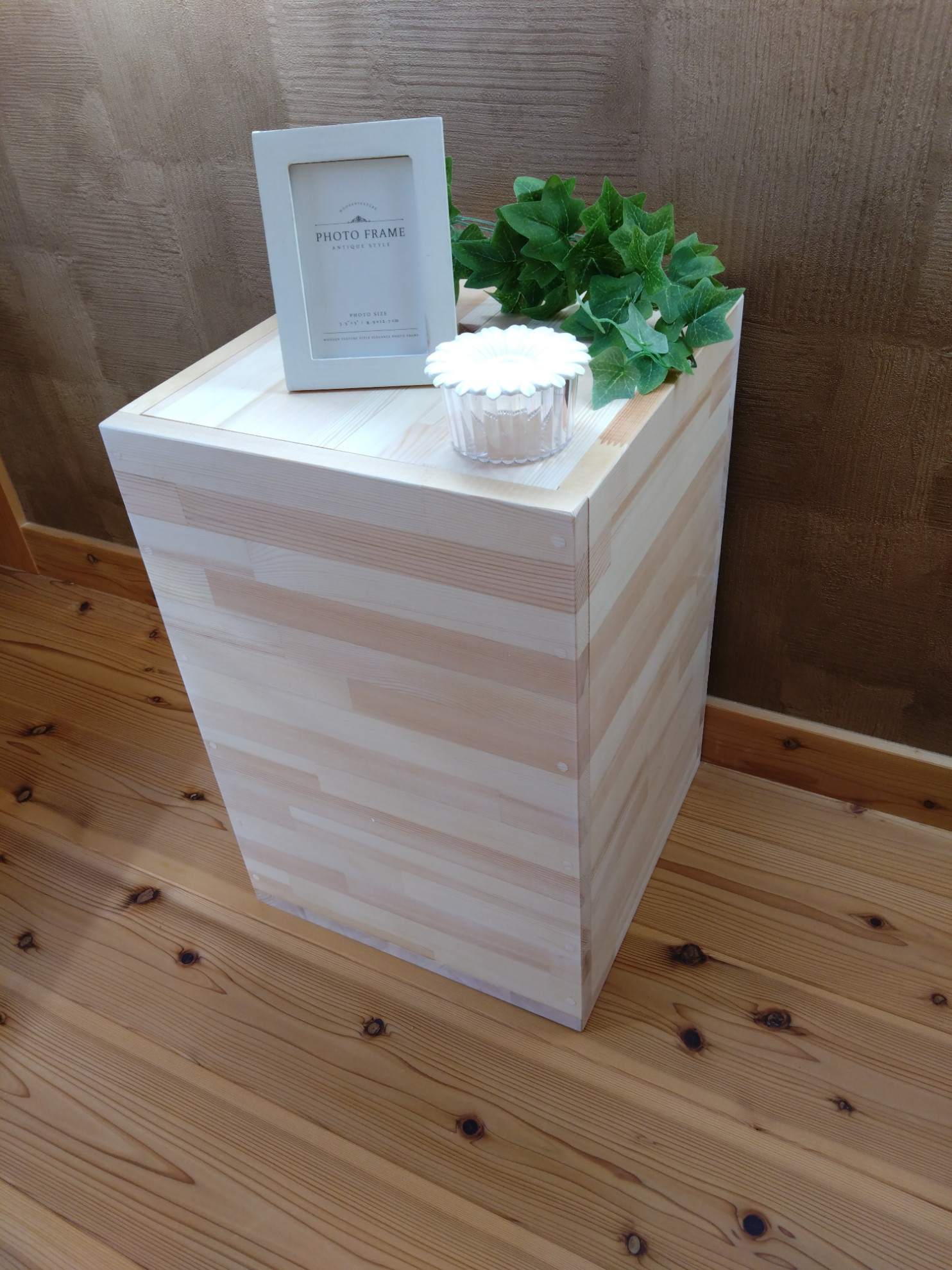 天然木　赤松集成材　オシャレ収納付き飾り棚　サイドテーブル　キッチン収納ラック