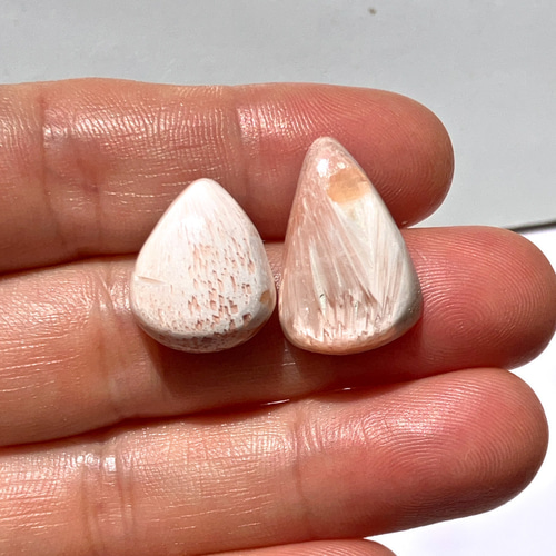 ピンクスコレサイト[123] 2PC 19Cts 天然石 ／ ルース ／カボション 