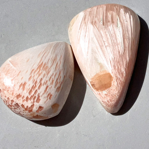ピンクスコレサイト[123] 2PC 19Cts 天然石 ／ ルース ／カボション 