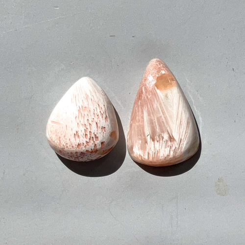 ピンクスコレサイト[123] 2PC 19Cts 天然石 ／ ルース ／カボション 