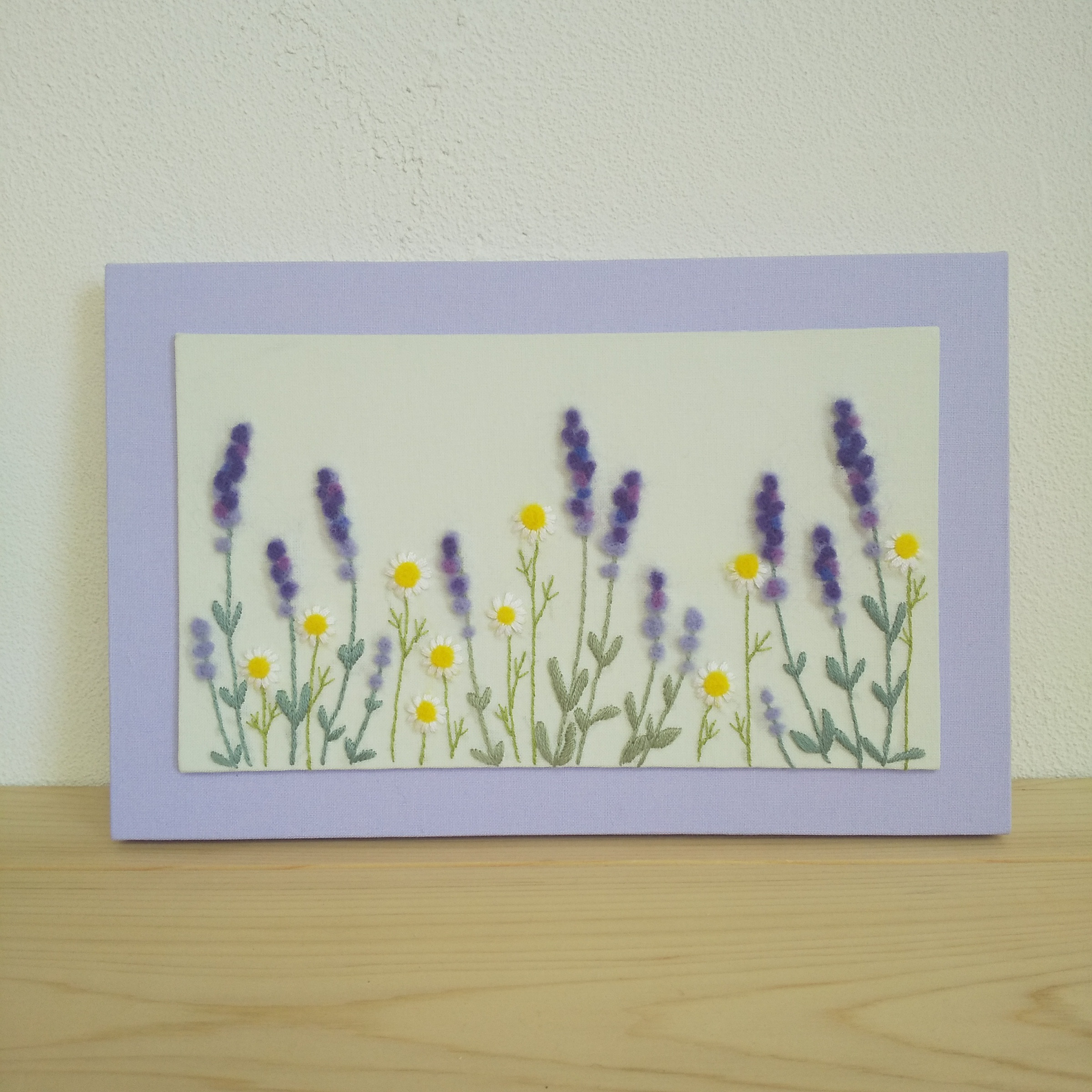 ラベンダーとカモミールの手刺繍壁飾り