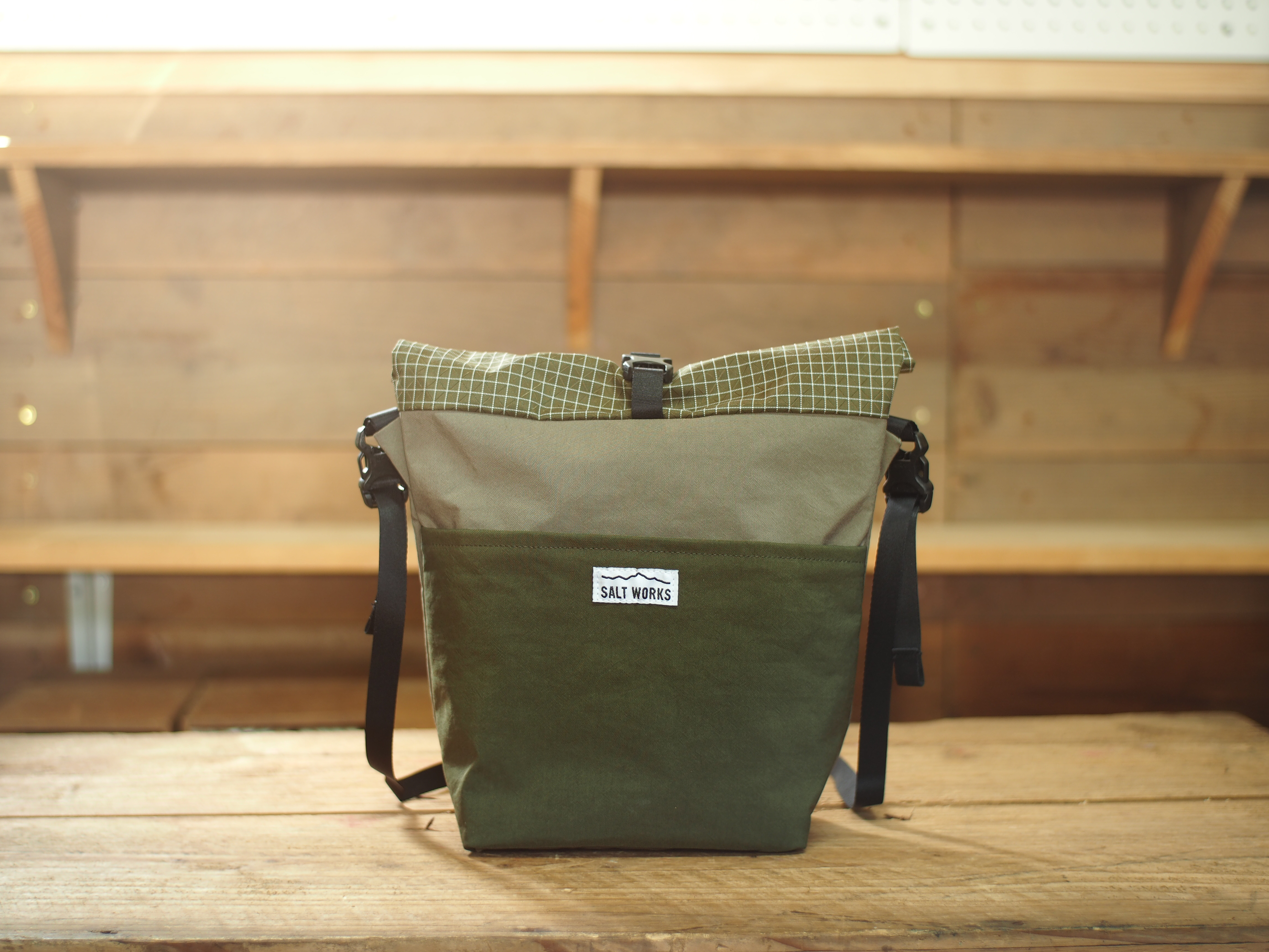 カーキ　サコッシュ　アウトドア　普段使い＜ROLLTOP SACOCHE＞ペットボトルが縦に入る　しっかり入る広いマチ