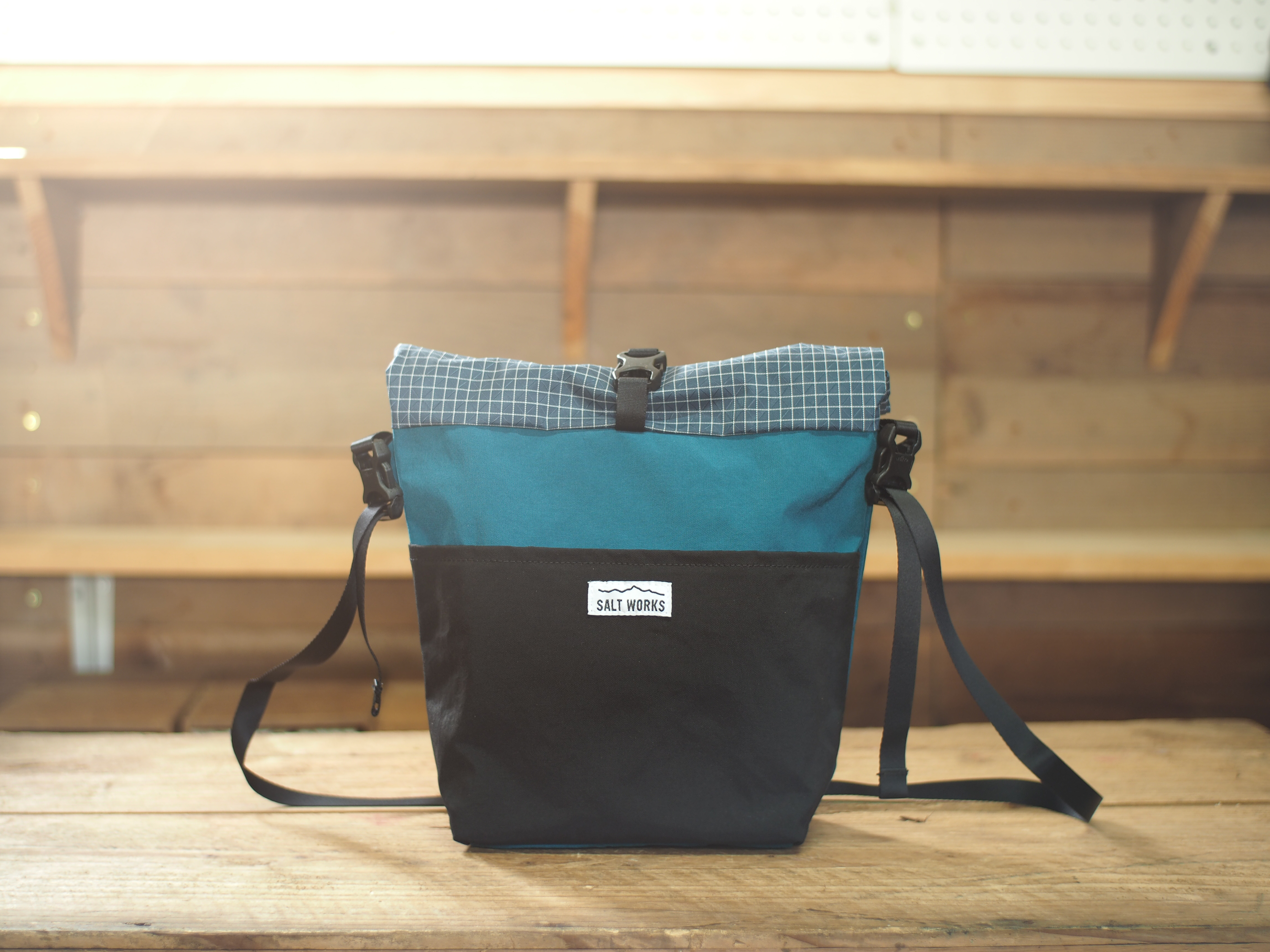 ブルー　サコッシュ　アウトドア　普段使い＜ROLLTOP SACOCHE＞ペットボトルが縦に入る　しっかり入る広いマチ