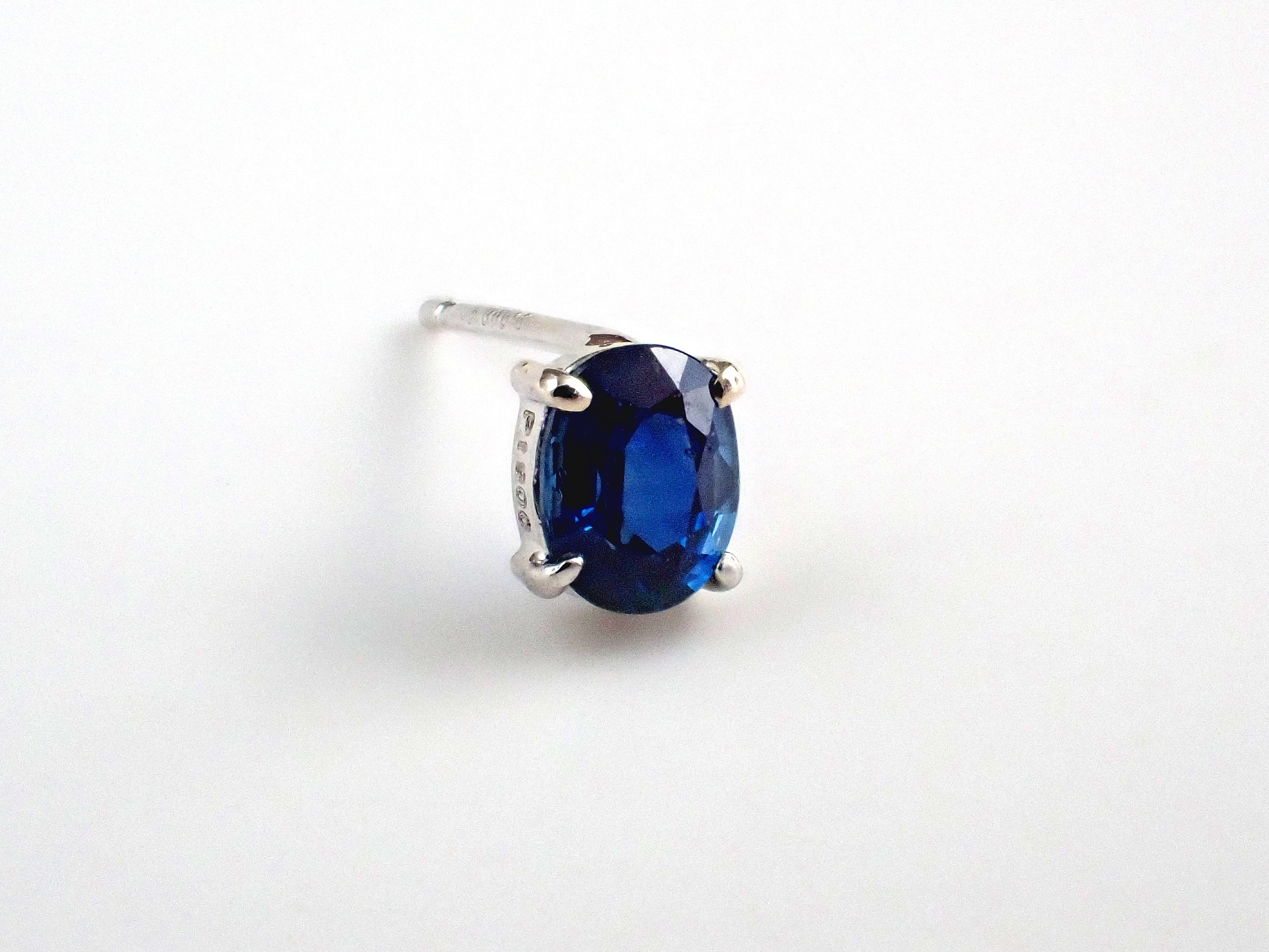 [ジェンダーフリー]プラチナ オーバルサファイア 片耳用ピアス