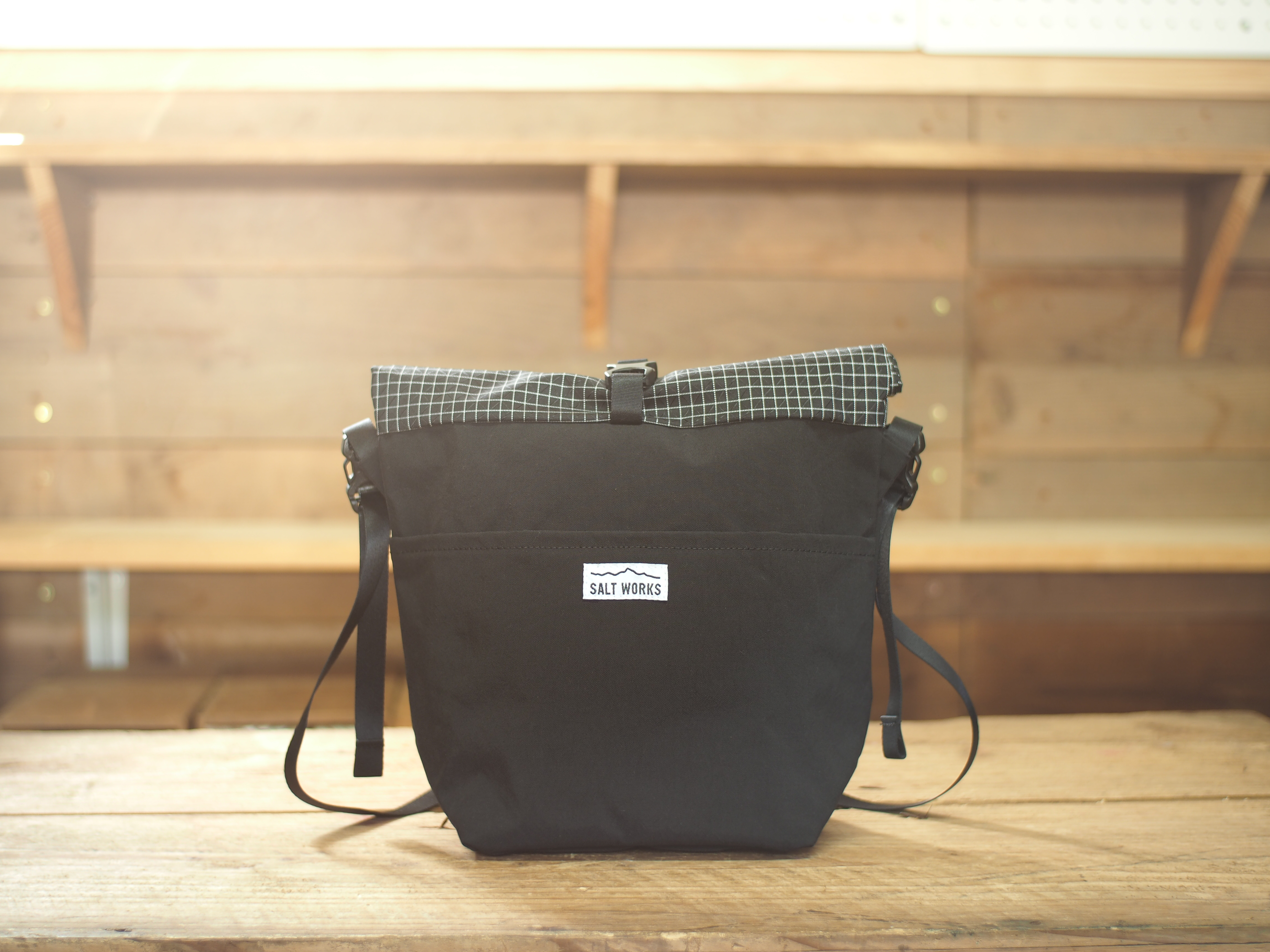 ブラック　サコッシュ　アウトドア　普段使い＜ROLLTOP SACOCHE＞ペットボトルが縦に入る　しっかり入る広いマチ