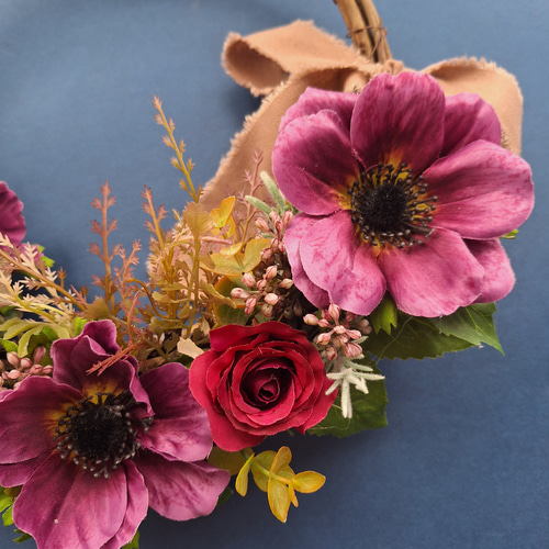 パープルのアネモネとバラの秋色リース/シックで上品な秋リース/玄関  