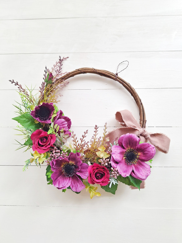 パープルのアネモネとバラの秋色リース/シックで上品な秋リース/玄関  
