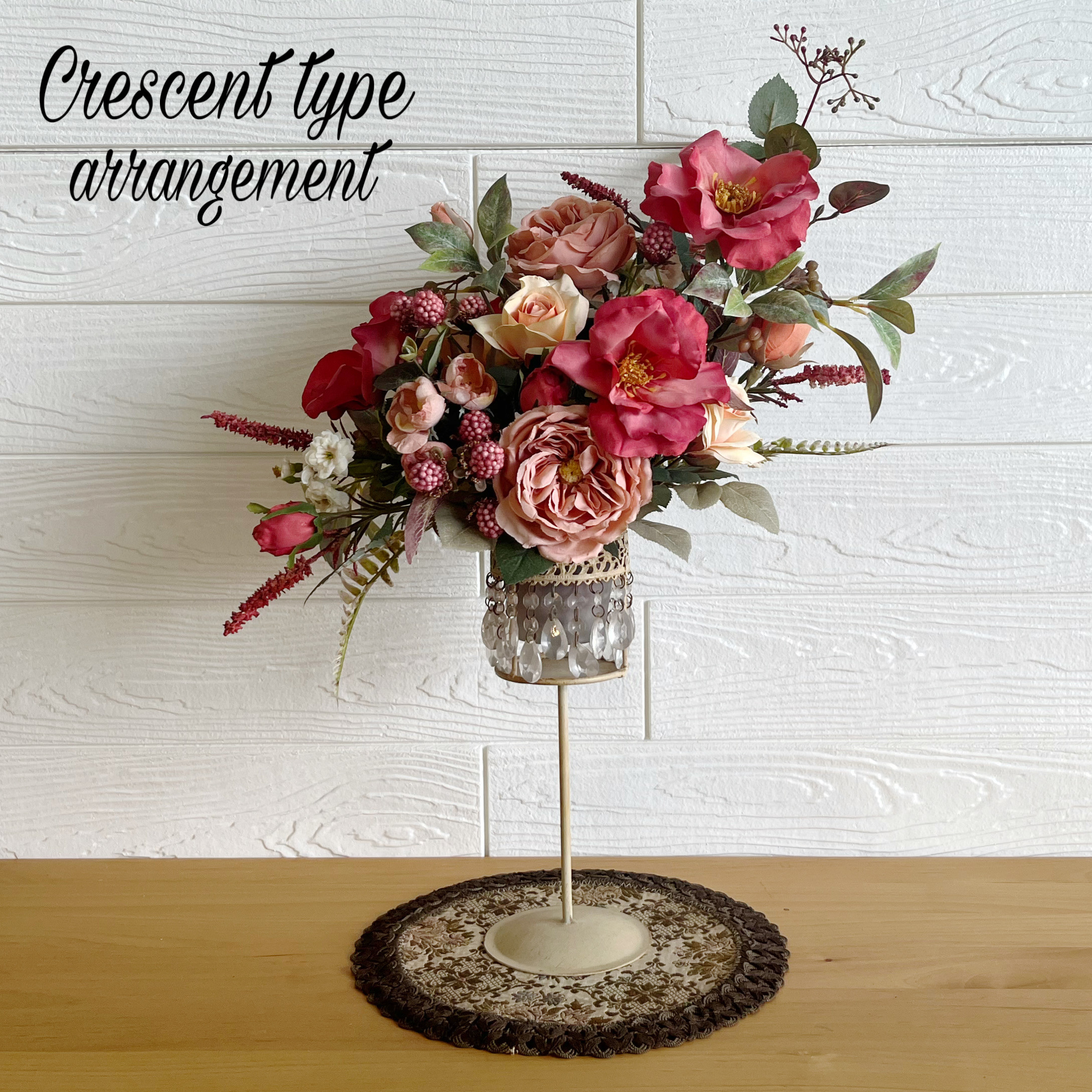 モーヴカラーのクレセント型フラワーアレンジメント