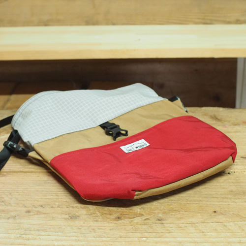 レッド サコッシュ アウトドア 普段使い＜ROLLTOP SACOCHE＞ペット