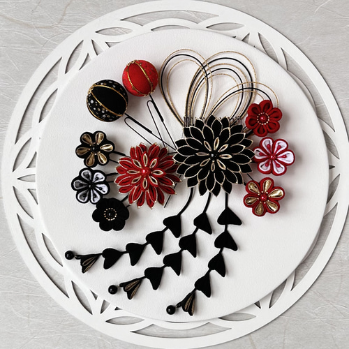 つまみ細工 髪飾り 黒 赤 ゴールド 成人式 卒業式 振袖 袴 水引 和玉  