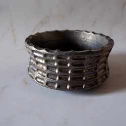 6号燻し金彩平鉢574　塊根植物　多肉植物　盆栽　植木鉢　作家鉢　沖縄 1枚目の画像