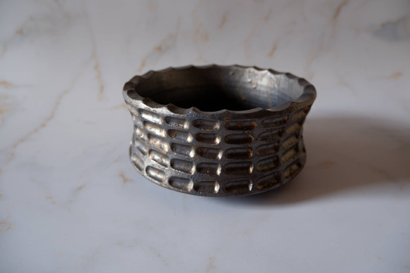 6号燻し金彩平鉢574　塊根植物　多肉植物　盆栽　植木鉢　作家鉢　沖縄 1枚目の画像