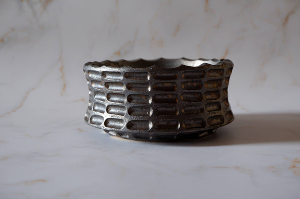 6号燻し金彩平鉢574　塊根植物　多肉植物　盆栽　植木鉢　作家鉢　沖縄 3枚目の画像