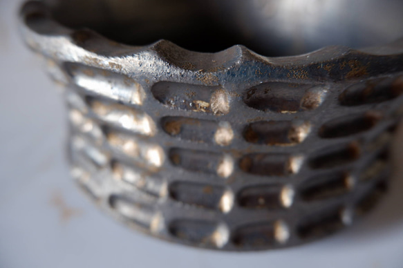 6号燻し金彩平鉢574　塊根植物　多肉植物　盆栽　植木鉢　作家鉢　沖縄 2枚目の画像