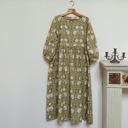 handmadeウィリアムモリス七分袖ワンピース（アイリス）free ウィリアムモリス ピンパーネル生地使用ギャザーワンピースfree