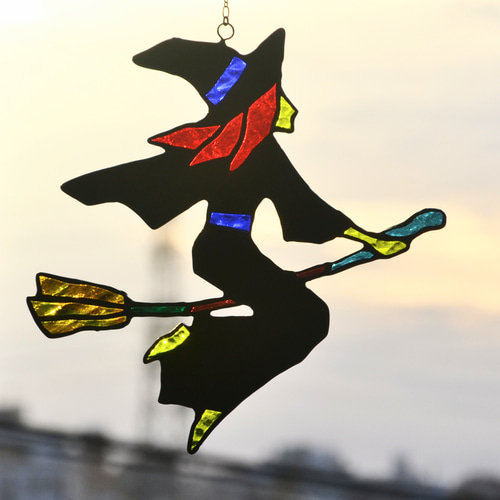 ハンドメイドのステンドグラス魔女のシルエット