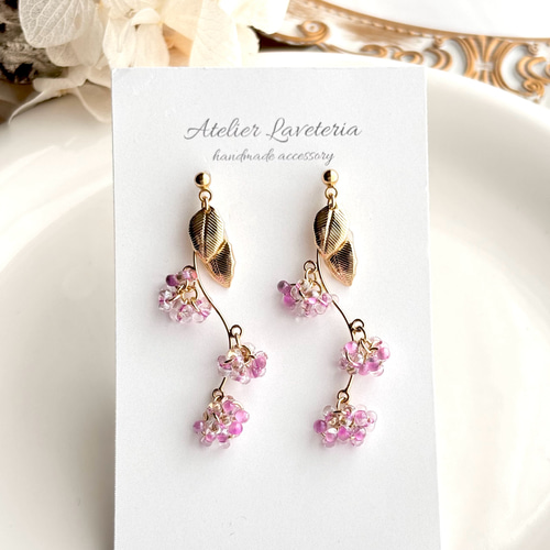 80 ブローチシリーズピンクの子鹿ちゃん✖︎チェコガラス　ピアス・イヤリング チェコビーズ 桜色 お花のゆらゆらイヤリング（ピアス） イヤリング