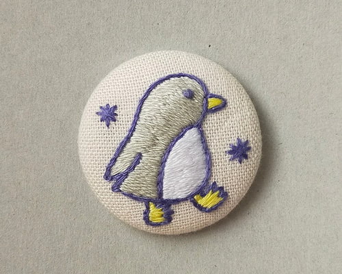 受注制作】涼しさ感じるペンギンの刺繍ブローチ ブローチ