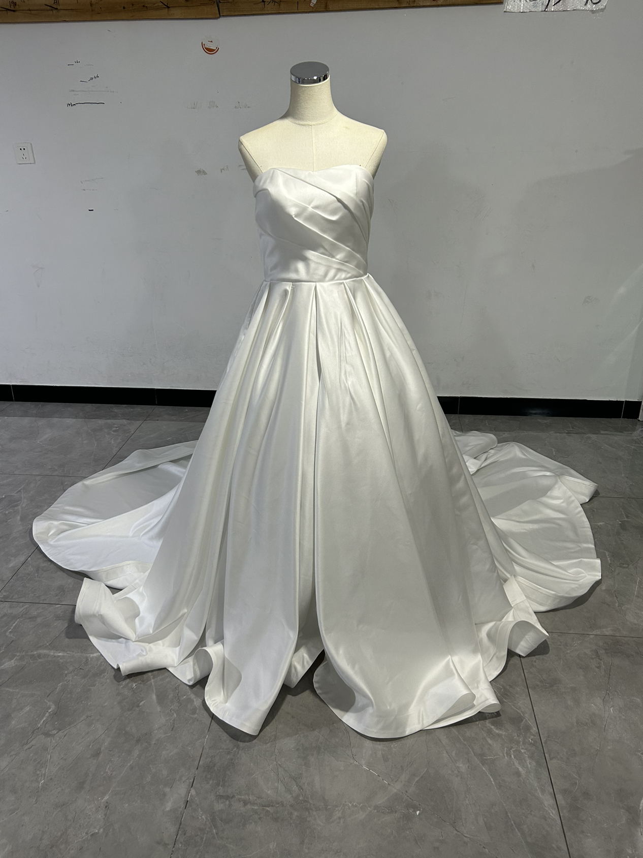 ウェディングドレス ベアトップ 豪華なバックリボン Aライン ロングトレーン 披露宴