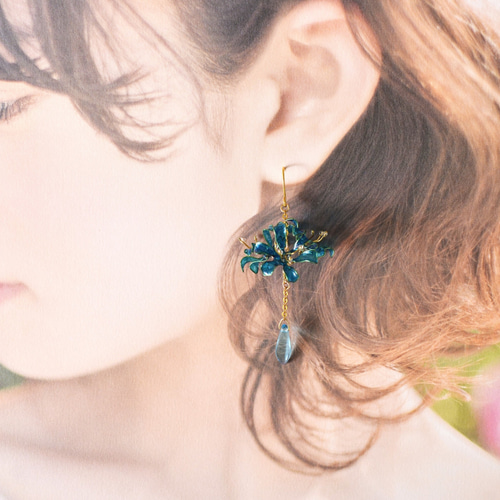 █♡奏瑠♡★イヤリング21点 雫滴る彼岸花のピアス・イヤリング 青ゴールド ピアス（フック
