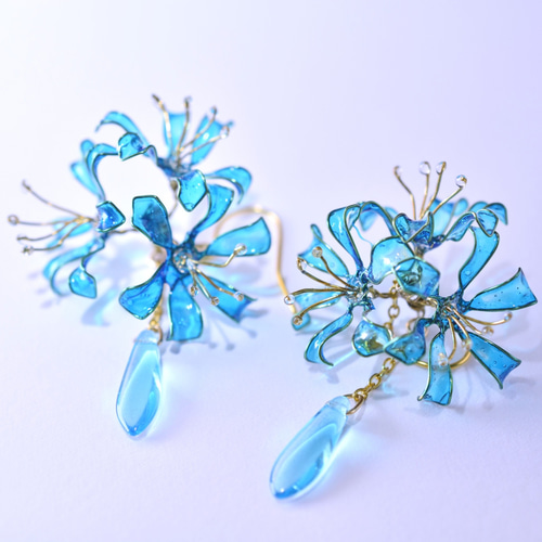 雫滴る彼岸花のピアス・イヤリング 青ゴールド ピアス（フック
